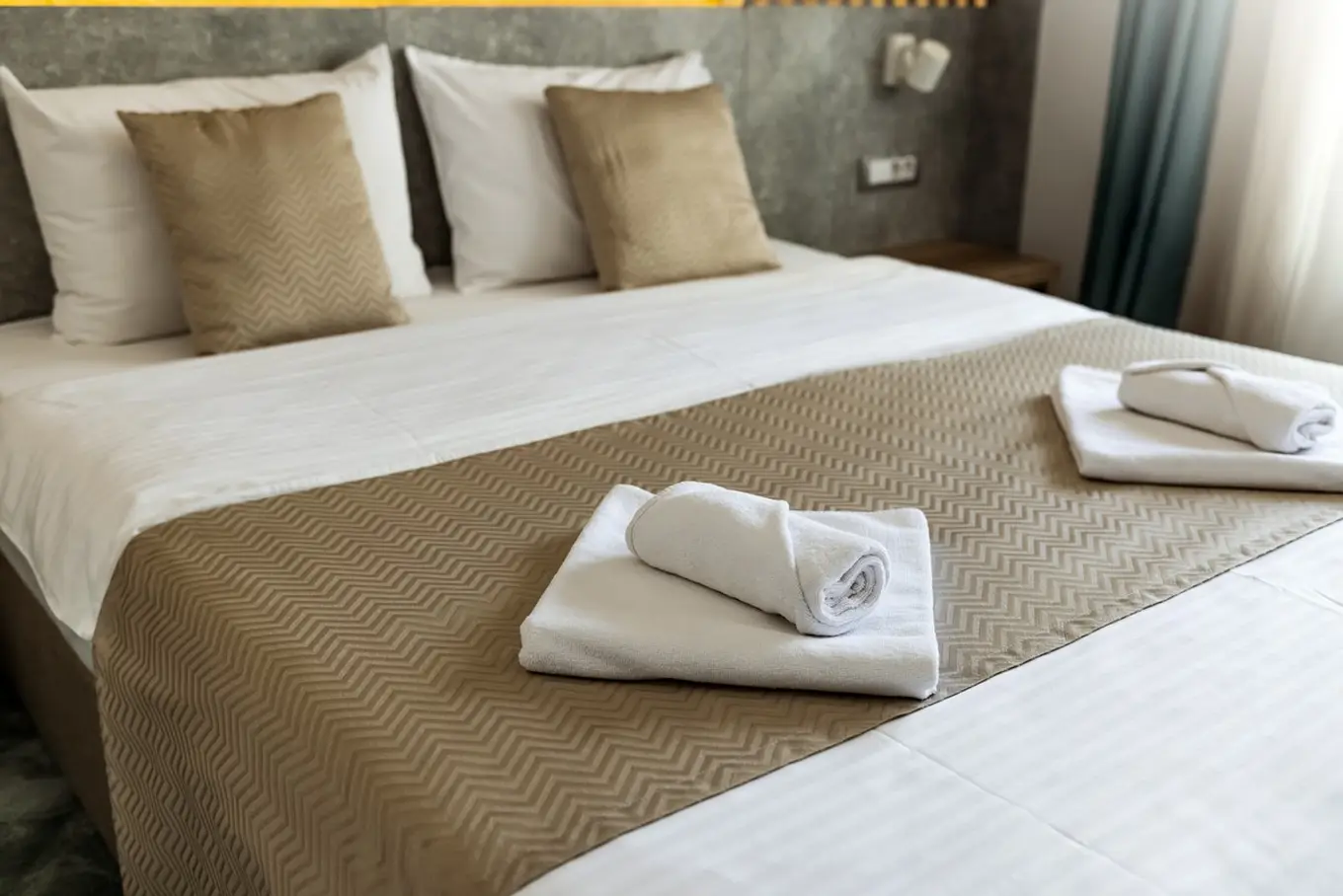 ręczniki na łóżku hotelowym
